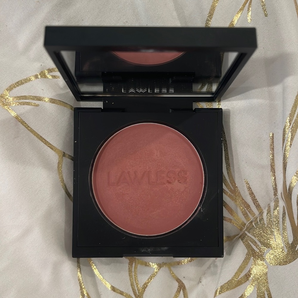Lawless blush in vintage love